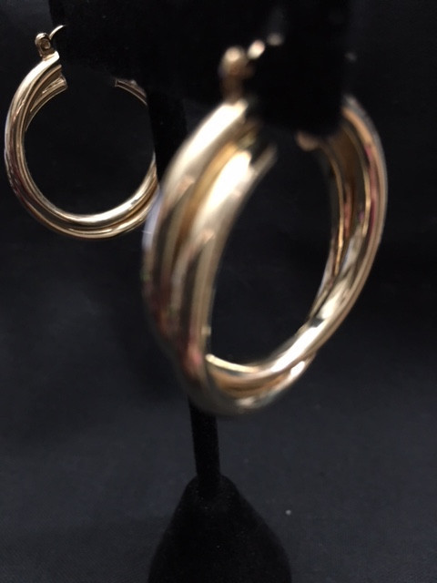 LARGE 14 kt yellow gold earrings Perfect !! Total 4.6 grams