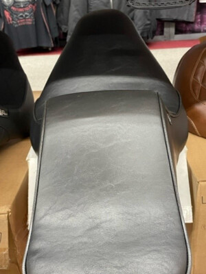 LePera Smooth Cherokee Seat LYB-020 HD Harley Breakout/Fatboy 18-21