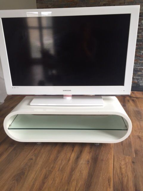 White Samsung TV 40 inch and white TV Stand | in East ...