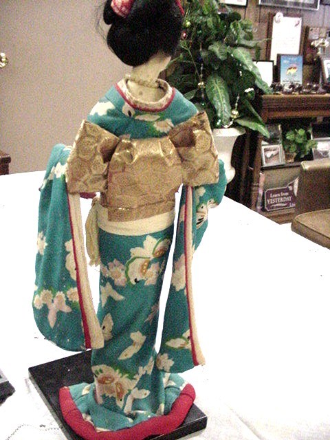 2 CLOTH GEISHA DOLLS WITH SILK KIMONOS ON WOODEN STAND, ONE BLUE ONE PALE YELLOW