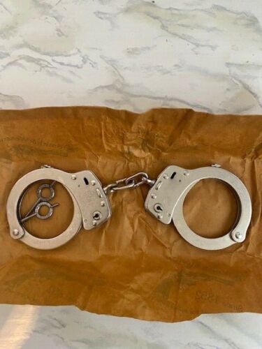 Smith & Wesson 350107 Chain Link Model 104 High Security Handcuffs with two Keys