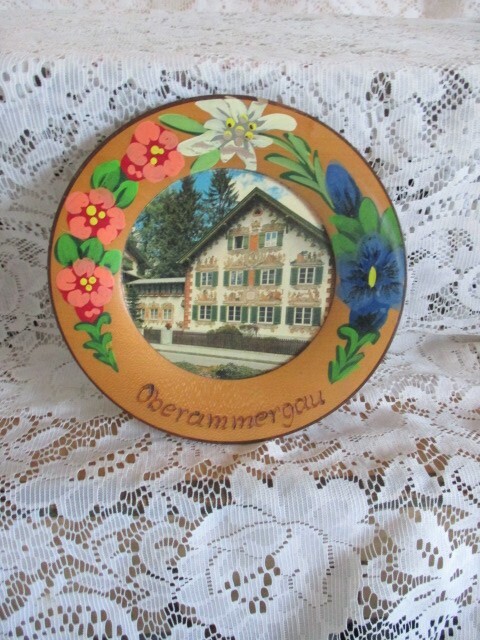 VINTAGE OBERAMERGAU GERMANY WOODEN PLATE EUC 6-1/2” DIAMETER READY TO HANG