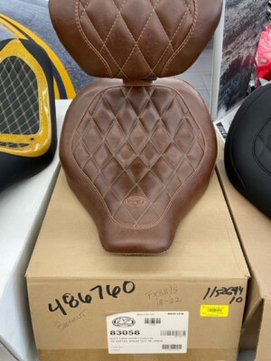 Mustang Diamond Wide TrIpper Brown Solo Seat w/Backrest 83058 HD Breakout 18-22
