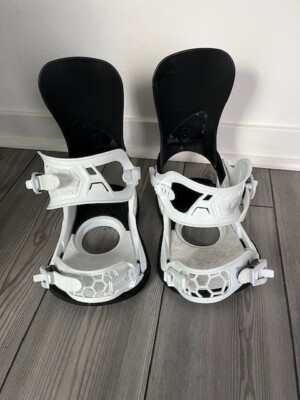 Union Strata Snowboard Bindings (2023), Men's Medium (US 8-10), White 