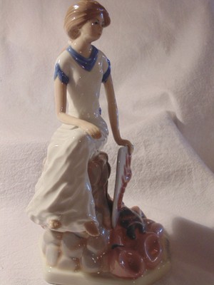 VINTAGE CASADES PORCELAIN SPAIN ESCORPION LADY FIGURINE 8.5