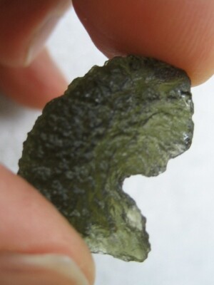 AUTHENTIC CHLUM CZECH REPUBLIC MOLDAVITE NICE GRADE 2.9 GR. 14.5 CWT. TEKTITE