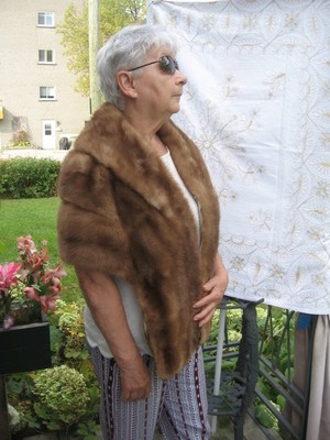 .#7 women Mink fur stole brown near the neck 57