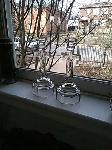 PAIR VINTAGE HEAVY CLEAR GLASS CHRISTIAN CRUCIFIX JESUS CANDLESTICKS 9.75