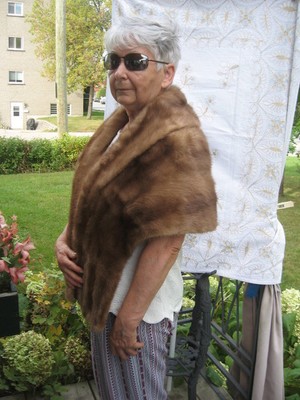 .#7 women Mink fur stole brown near the neck 57