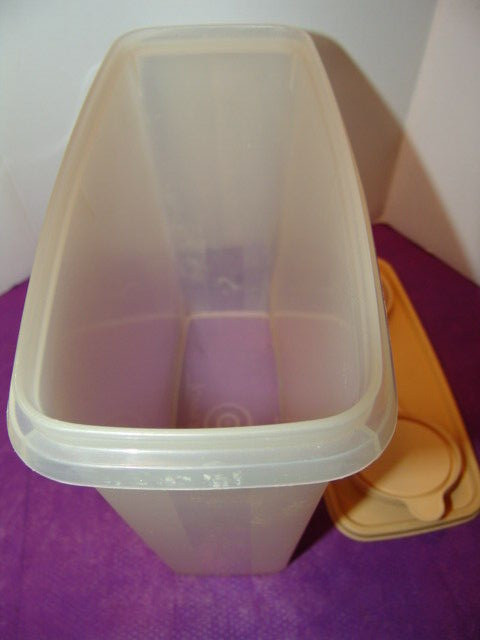 Tupperware-Vintage CEREAL/DRY KEEPER #469-13 cup w/Tan Flip Top Pour Lid-EUC