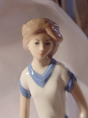 VINTAGE CASADES PORCELAIN SPAIN ESCORPION LADY FIGURINE 8.5