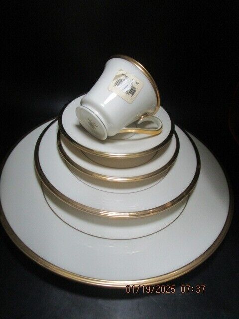 Hutschenreuther Sylvia Dinner Set 9 /8/6 Pcs- Plates - Bowls Hutschenreuther Sylvia Dinner Set 9 /8/6 Pcs- Plates - Bowls