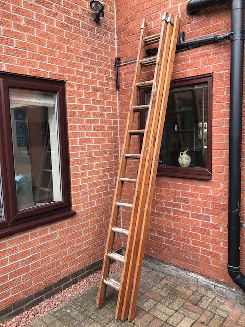Wooden 11 rung extension ladder with three sections | in Widnes