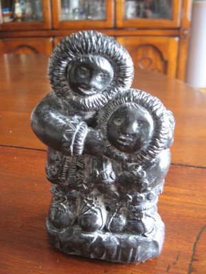 WOLF CARVED BLACK STONE INUIT figurine women & child Eskimo Canada