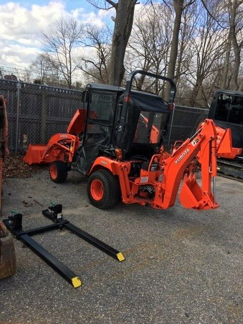 KUBOTA BX25D  TRACTOR LOADER BACKHOE WITH SOFT CAB ENCLOSURE AND HEAT