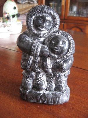 WOLF CARVED BLACK STONE INUIT figurine women & child Eskimo Canada