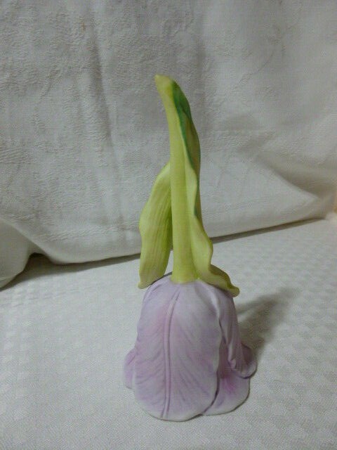 VINTAGE 1987 ENESCO LAVENDER TULIP  BISQUE Hand Dinner BELL 6
