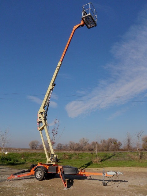 2011 JLG T350 Towable 35' Boom Lift