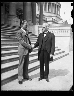 Photo:1932 Hand shake in front of U.S. Capitol,Washington,D.C.