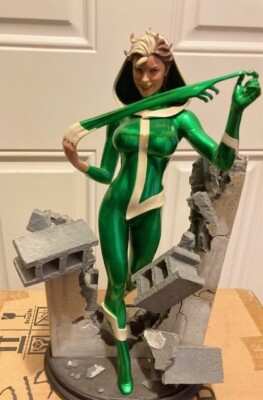 Sideshow Rogue  Comiquette  Statue