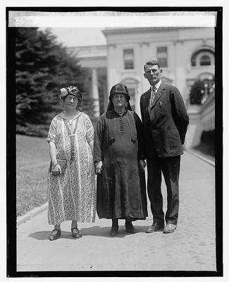 Mrs. Gruen E. Puckett,77,with son 34,& daughter 56 yrs.,6/12/25,June 1925
