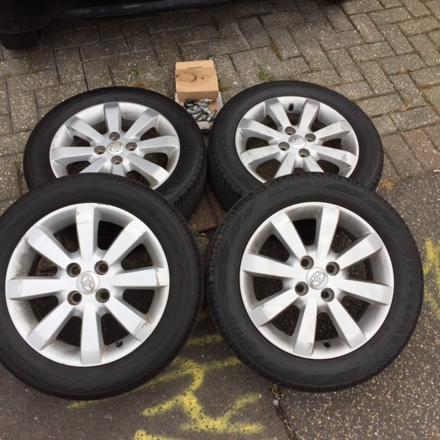 Toyota Yaris Genuine Alloy wheels with tyres and bolts 185 / 60 / R15