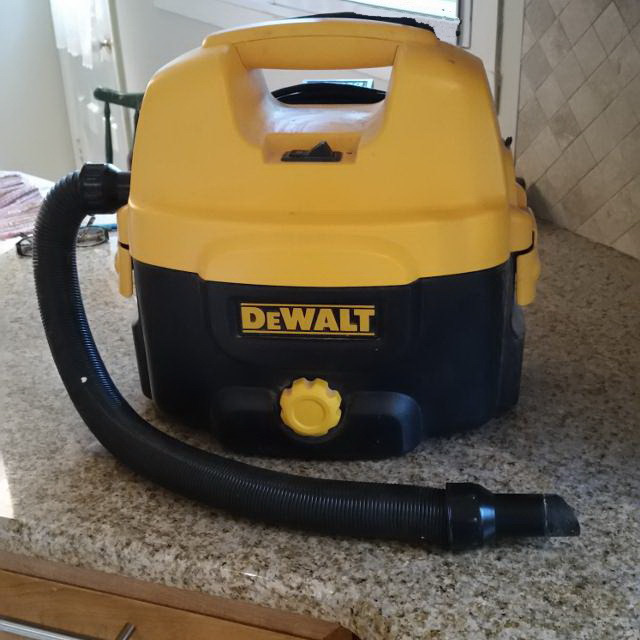 DeWalt DC500 Wet & Dry Vacuum Cleaner Hoover 240 volt and battery in