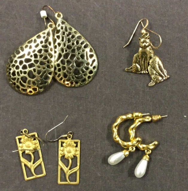 MIXED LOT OF 12 PAIRS GOLD TONED UNBRANDED FASHION PIERCED EARRINGS DRESS RETRO