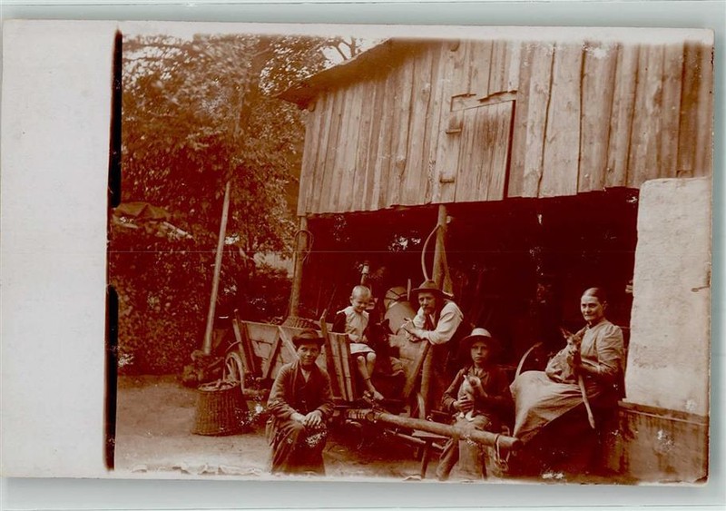 39988340 - Bauernfamilie Mit Einem Reh + Kaninchen , Bauernwagen Baeuerliches