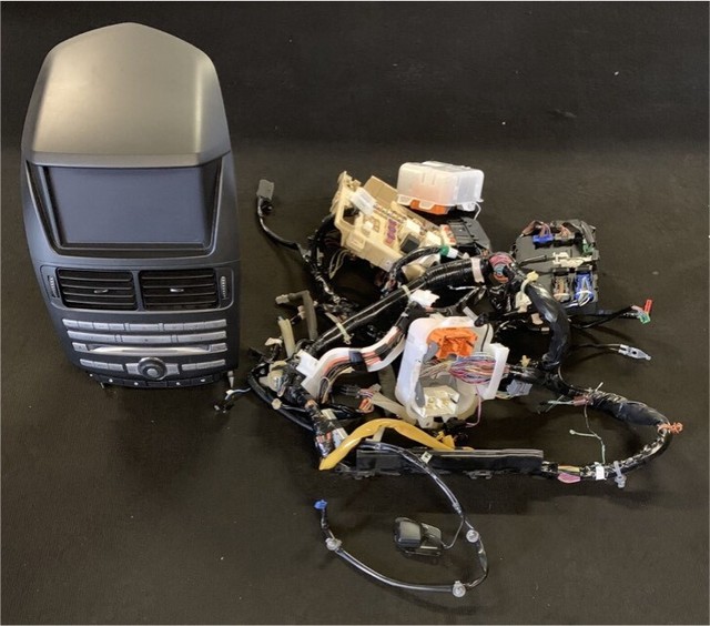 FALCON FG MK2 XR6 DUEL ZONE TOUCH SCREEN ICC SAT/NAV & WIRING LOOM