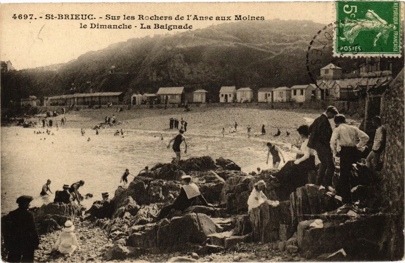 Cpa St-Brieuc-Sur Le Rochers De L'Anse Aux Moines Le Dimanche (231610)