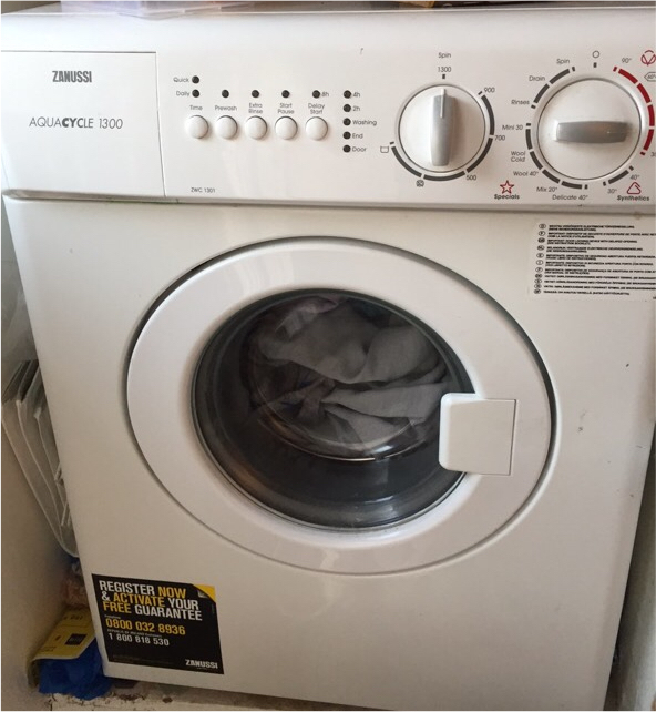 Zanussi ZWC1301 White compact washing machine 3kg only used for 7