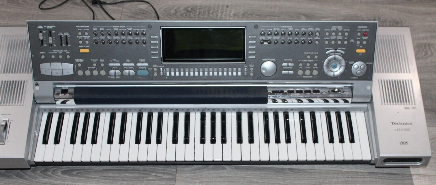 Technics SX-KN7000 61-Key Digital Keyboard W/ Built In SD Slot , Cracked corner