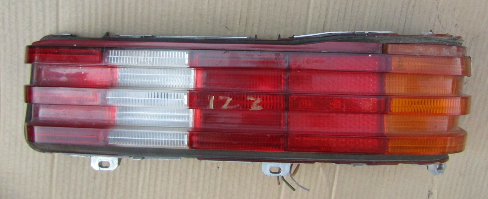 メルセデス (230E)W123 リア右テールライト 53240R3 OEM メルセデス (230E)W123 リア右テールライト 53240R3 OEM