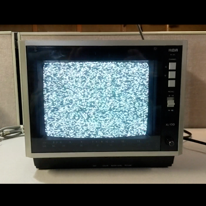 Vintage RCA XL100 Solid State Color CRT TV 1986 Retro Television 9