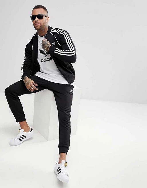 В костюме adidas