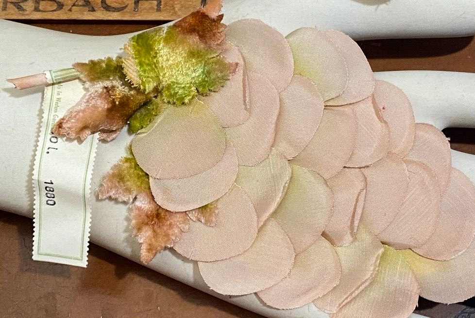 vintage 1940s millinery flower petals silk pad 1pc Germany rosebud pink