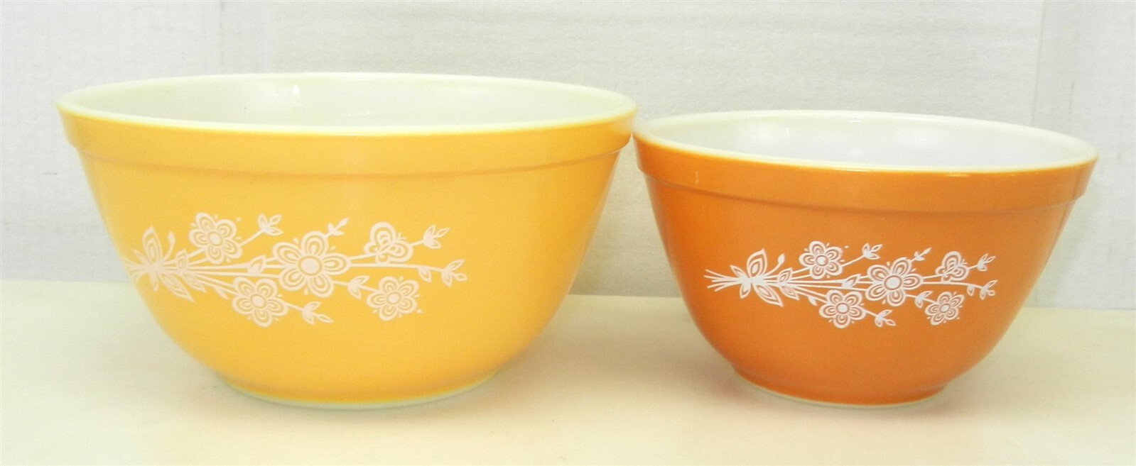 Pyrex - バタフライゴールドのセット Amazon.com | Set of 2 Vintage Pyrex Golden Butterfly Cup