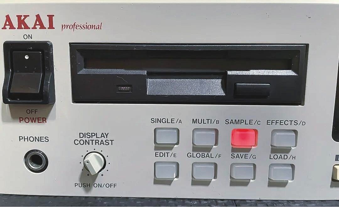 AKAI S3000XL 廃盤 希少品 AKAI S3000XL 廃盤 希少品 Akai S3000XL MIDI Stereo Digital