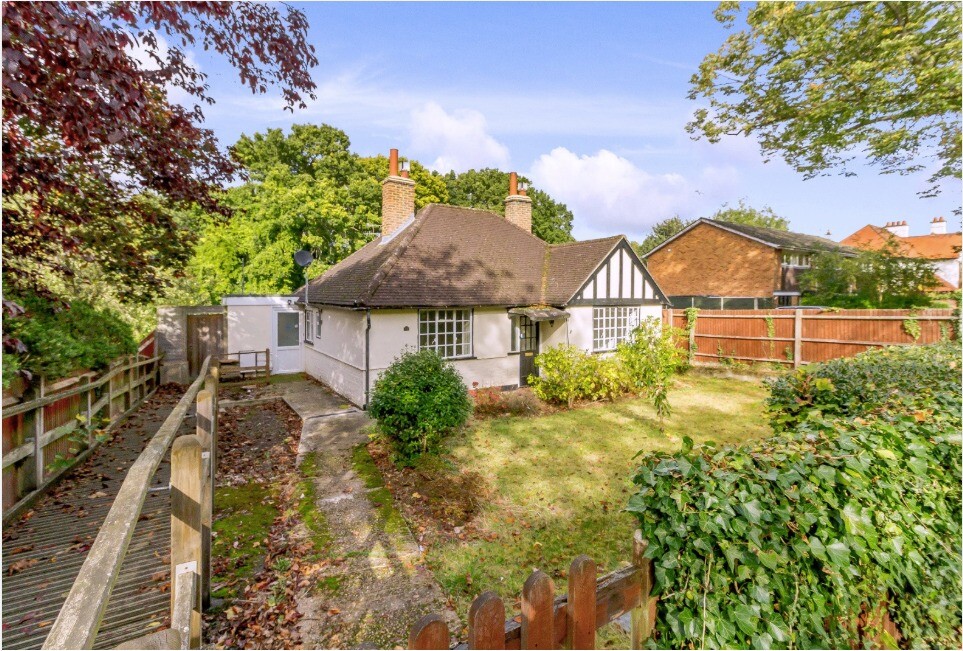 2 Bedroom Bungalow to Let, Woking in Woking, Surrey Gumtree