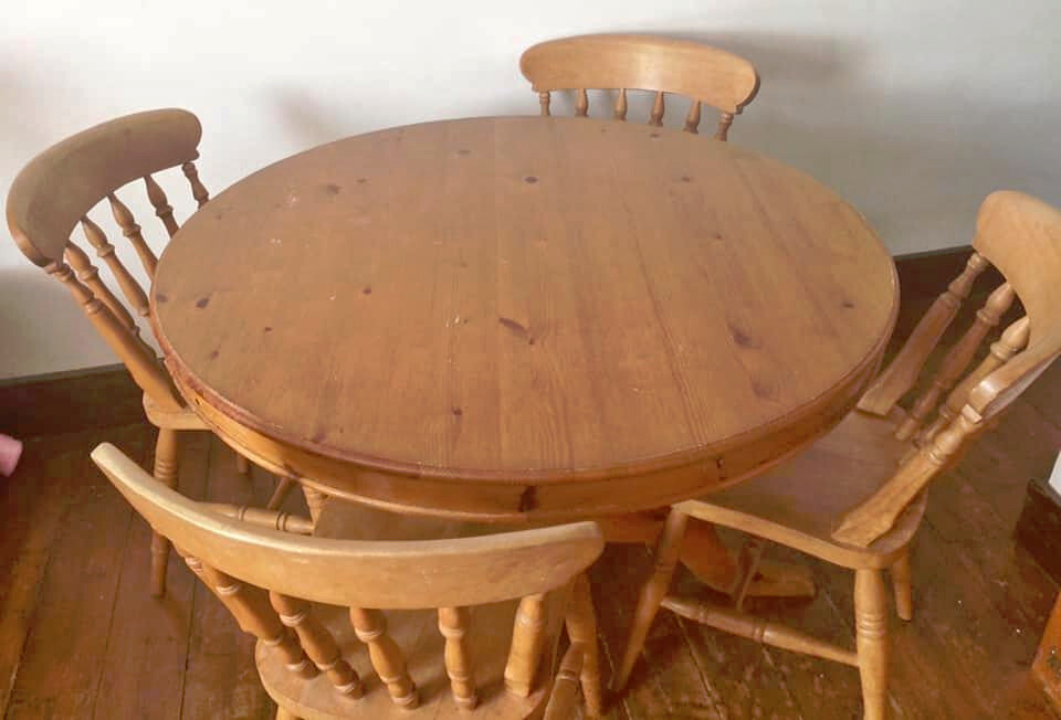Pine farmhouse round table with 4 farmhouse style chairs, good