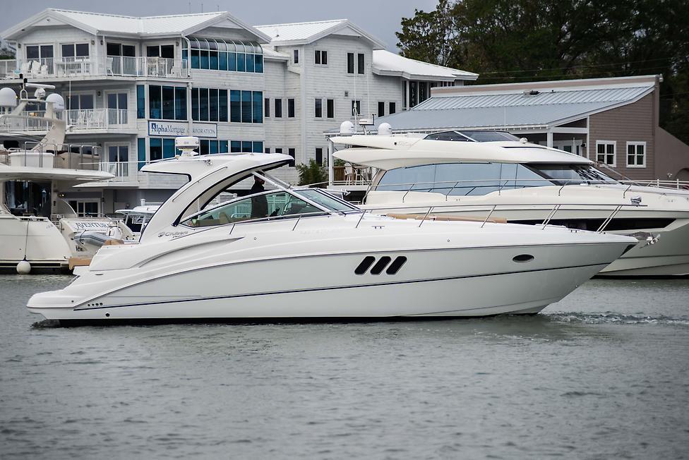 2015 Cruisers Yachts 380 Express