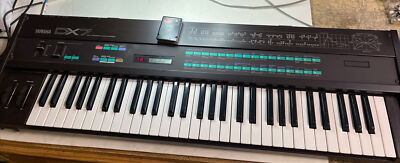 Yamaha DX7 Digital Programmable Algorithm Synthesizer 61 Key keyboard 