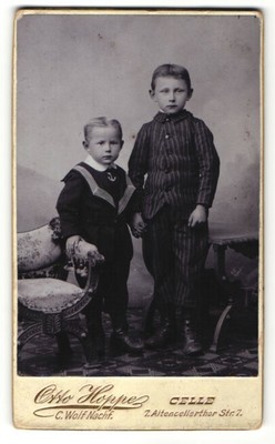 Fotografie Otto Hoppe, Celle, Portrait Brüderpaar im Sonntagsstaat 