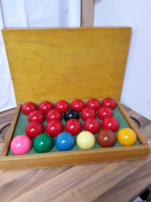 Snooker balls with case