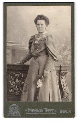 Fotografie Hermann Tietz, Berlin, Alexanderplatz, june Dame mit Blume trägt mod 