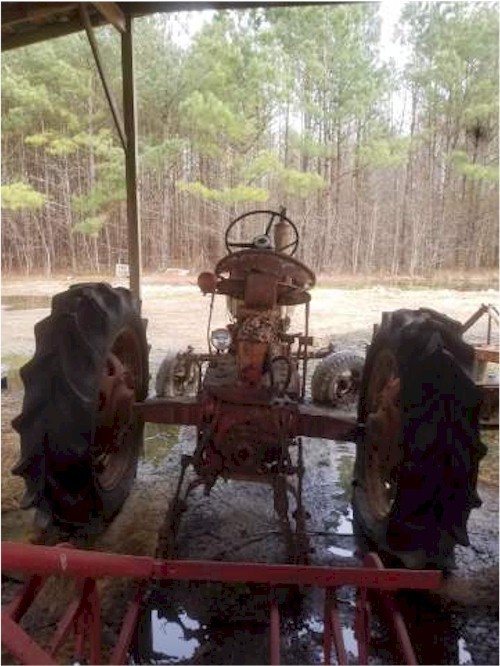 3 FARMALL 560 TRACTOR Collection 1 GAS  2 diesel