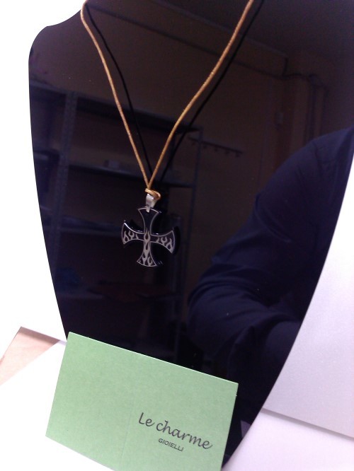 COLLANA CON PENDENTE IN ACCIAIO LE CHARME GIOIELLI CROCE E FIAMME