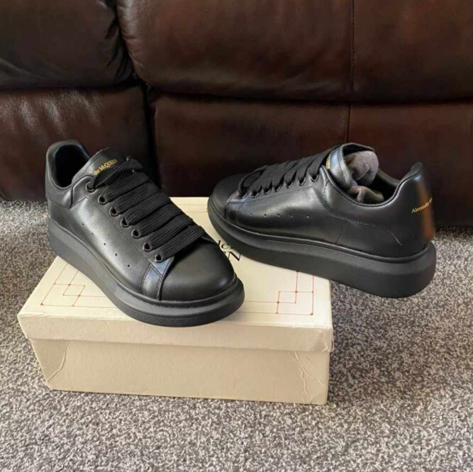 mcqueen noir et blanche