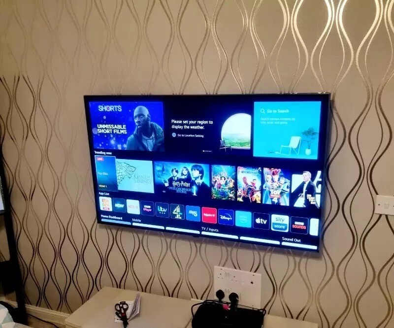 55" HITACHI 4K UHD HDR SMART FULL HD FREEVIEW HD LED TV WITH STAND